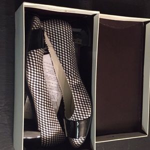 A pair of Anna Klein women shoes
